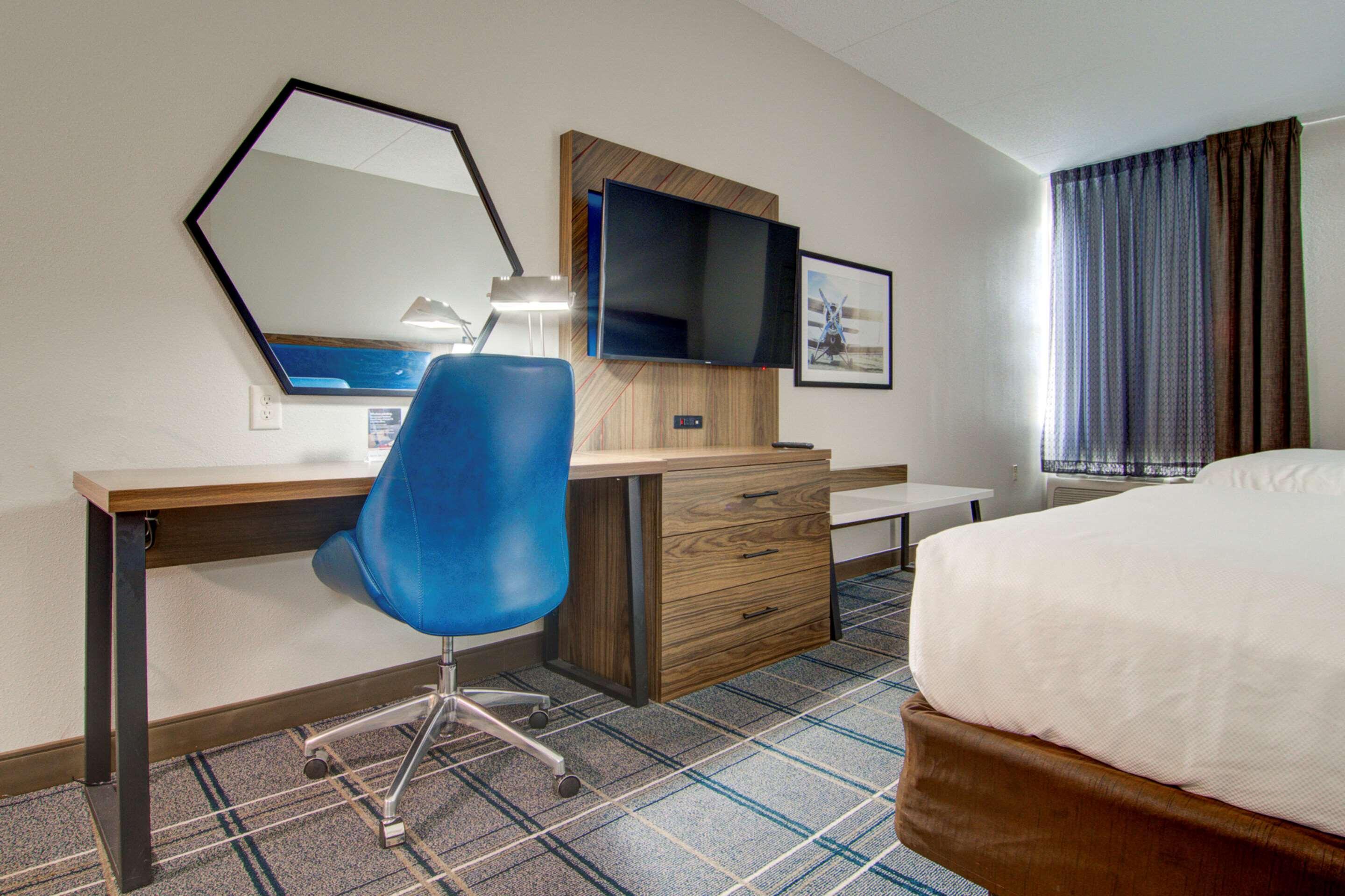 Comfort Suites Newport News Airport Екстериор снимка