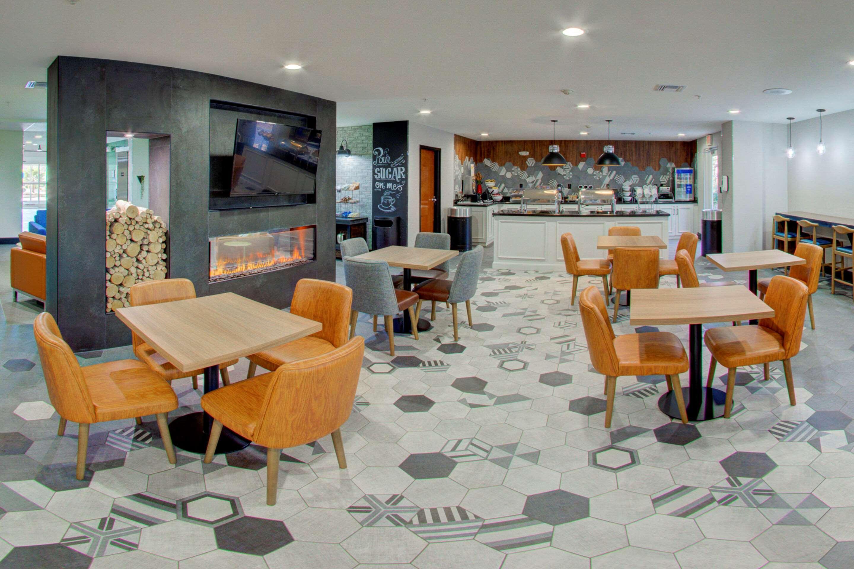 Comfort Suites Newport News Airport Екстериор снимка
