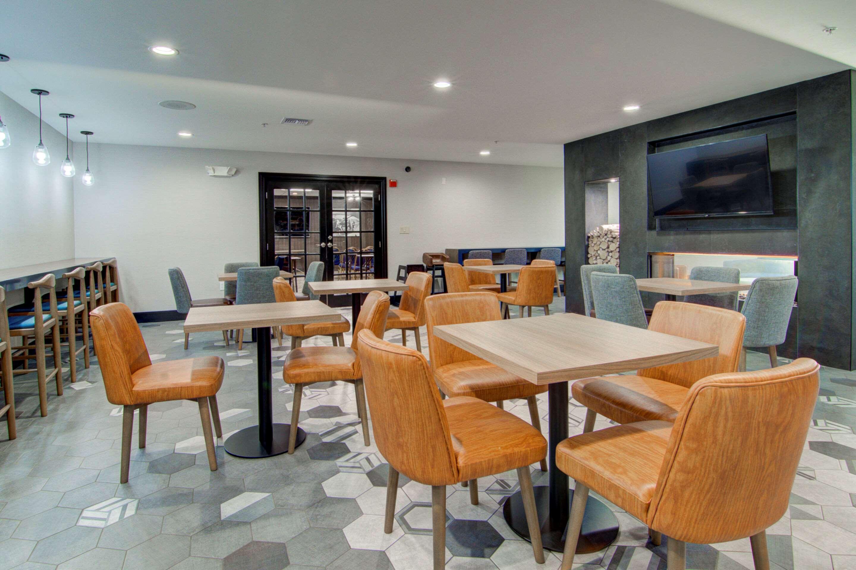 Comfort Suites Newport News Airport Екстериор снимка