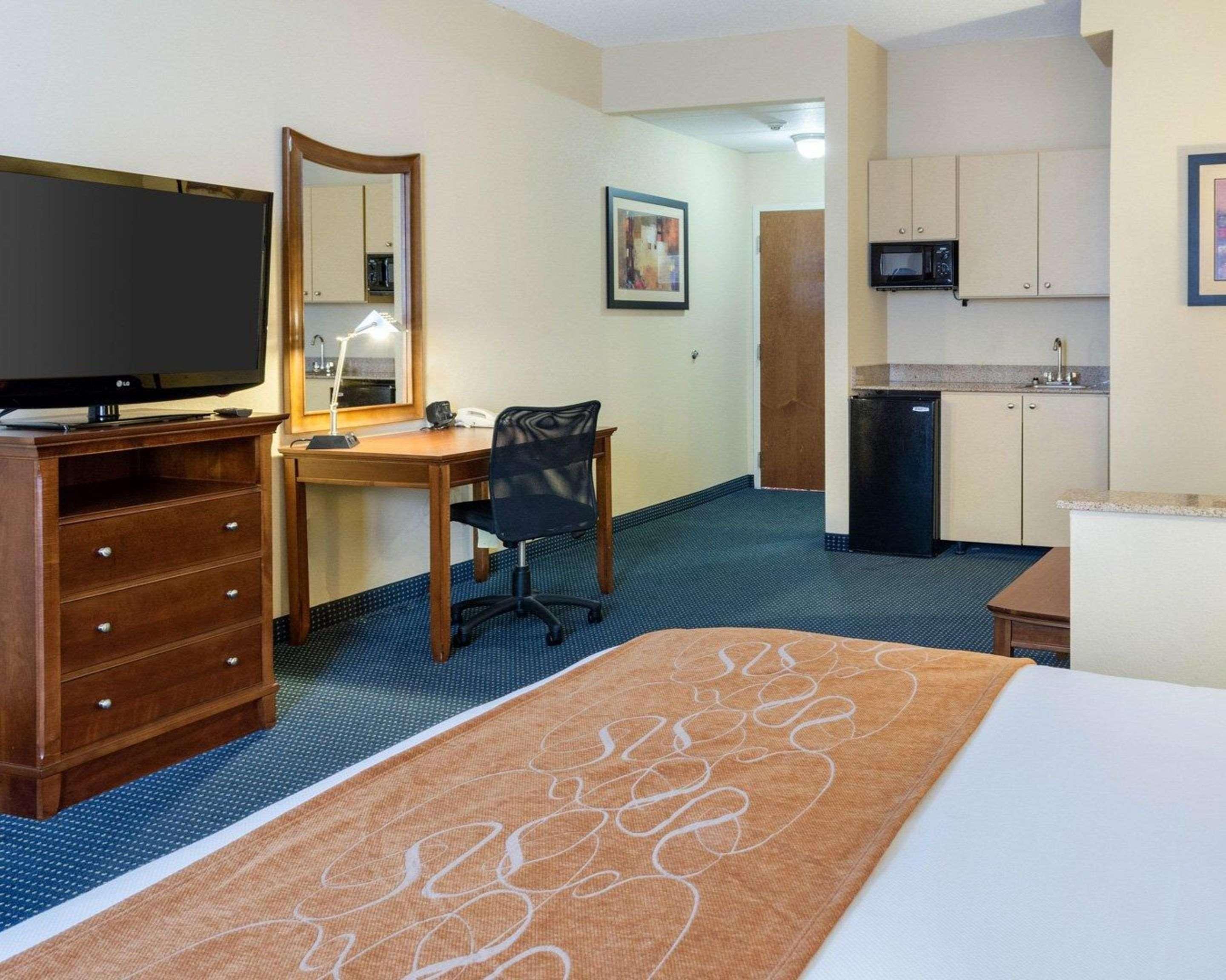 Comfort Suites Newport News Airport Екстериор снимка