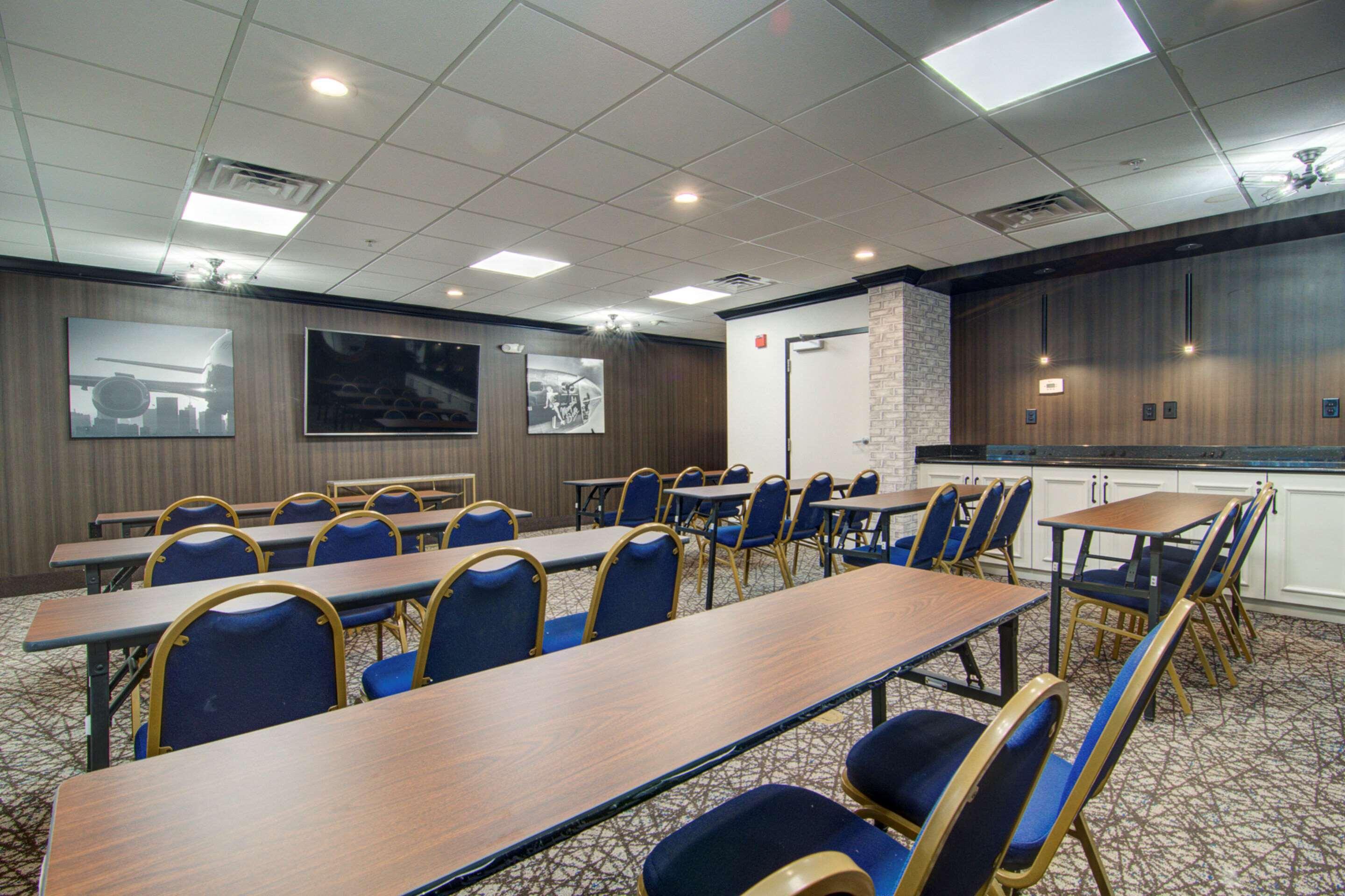 Comfort Suites Newport News Airport Екстериор снимка