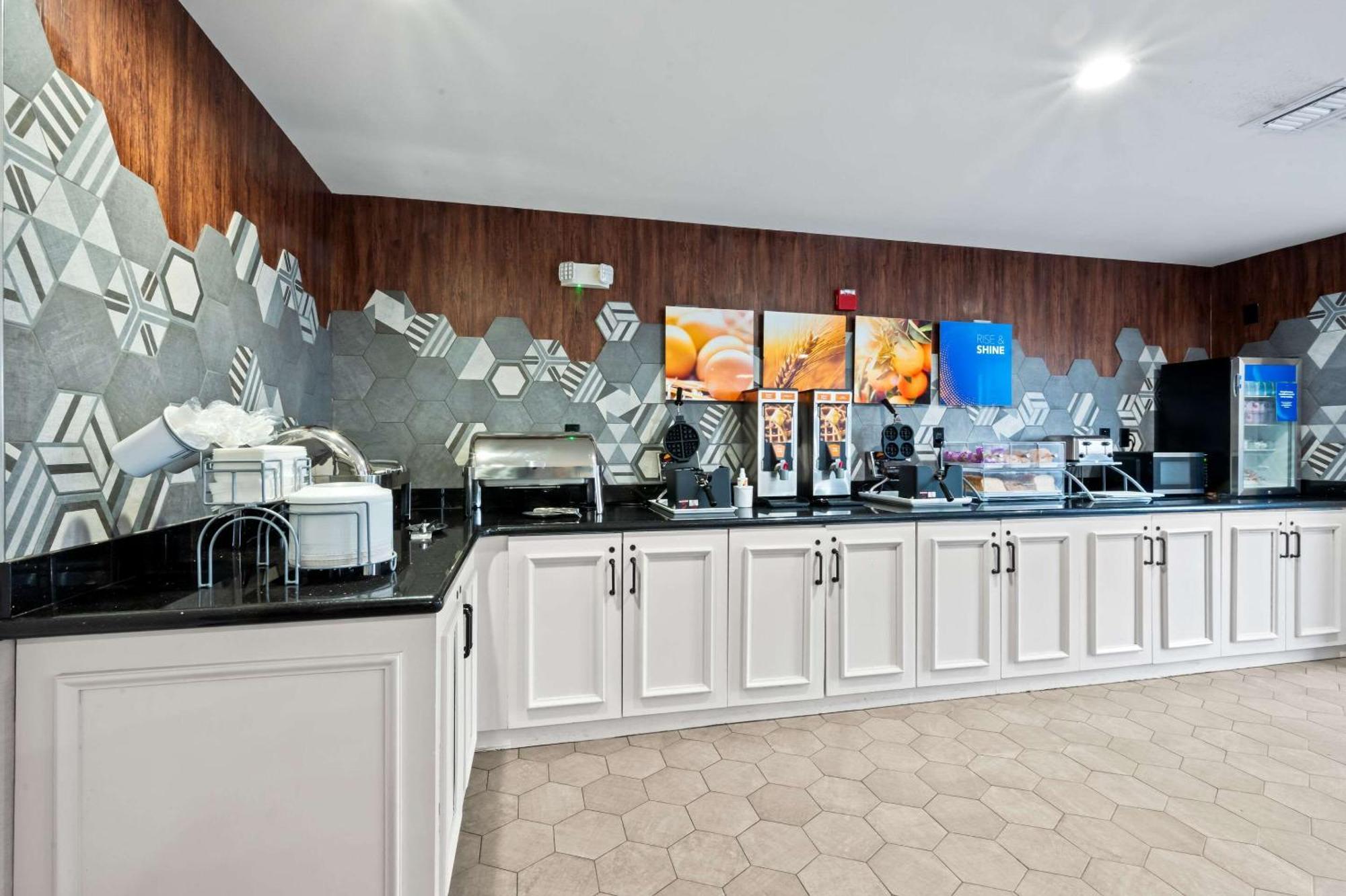 Comfort Suites Newport News Airport Екстериор снимка